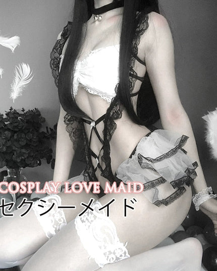 Sirvienta en blanco y negro 